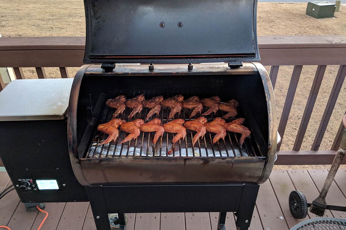 Smokin Chicken Wings in the Smoker